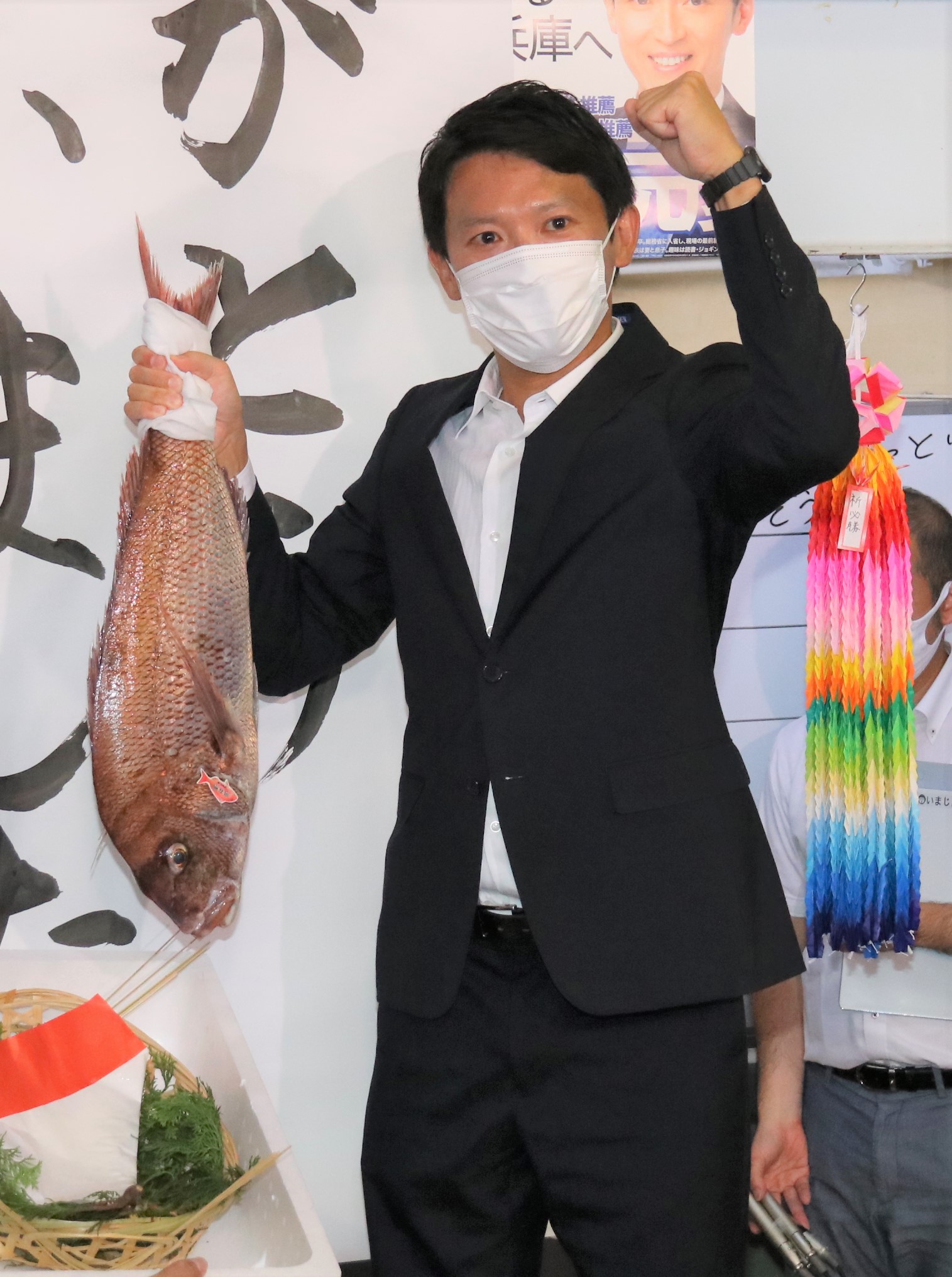 とったどー!斎藤氏（兵庫県知事）が鯛を掲げて大はしゃぎ。